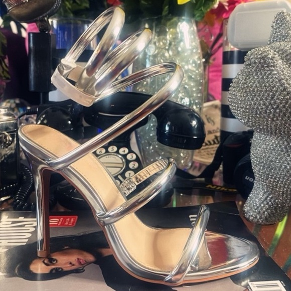 IKON! (Silver heels) - Picture 1 of 4